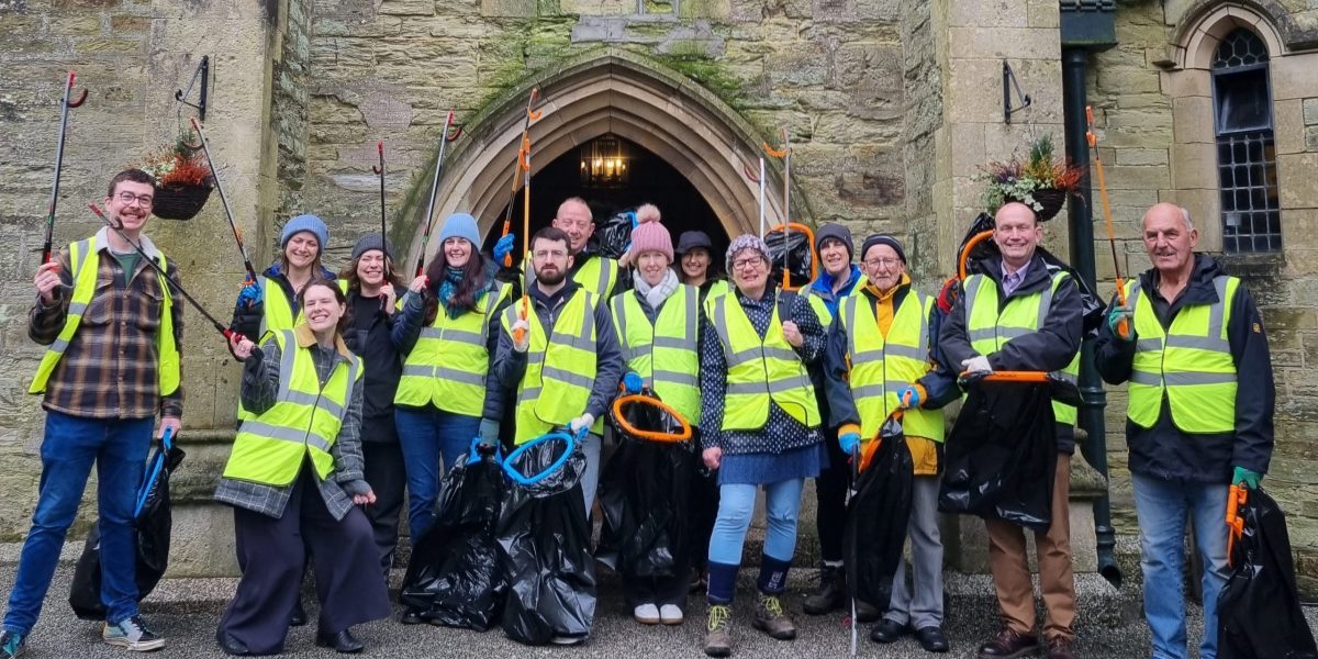 Team-getting-ready-to-litter-pick-on-Tregolls-Rd