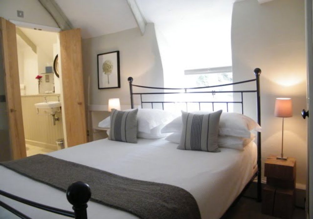 spring_cottage_bedroom