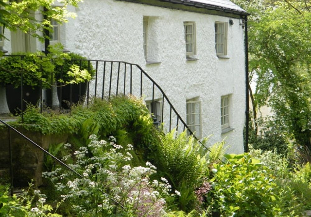 spring_cottage_picture_outside_1